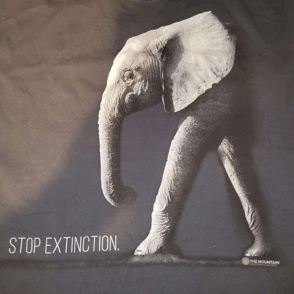 The Mountain Elephant Stop Extinction Short Sleeve T-Shirt Men's Size Large 2017